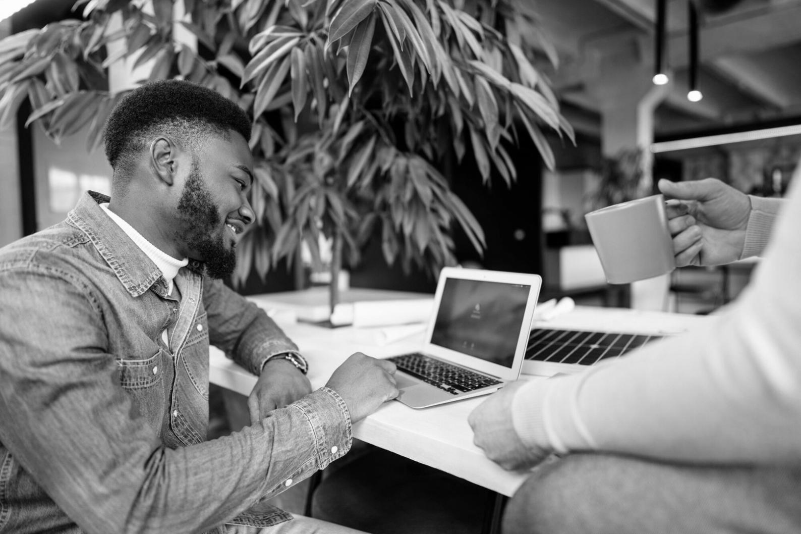 Équipe novarentiqua collaborant sur des solutions de gestion personnel